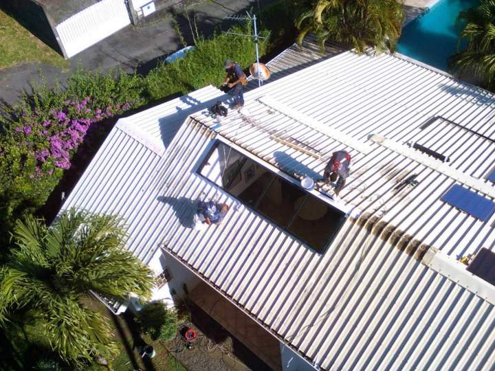 Intervention en hauteur sur toiture Martinique